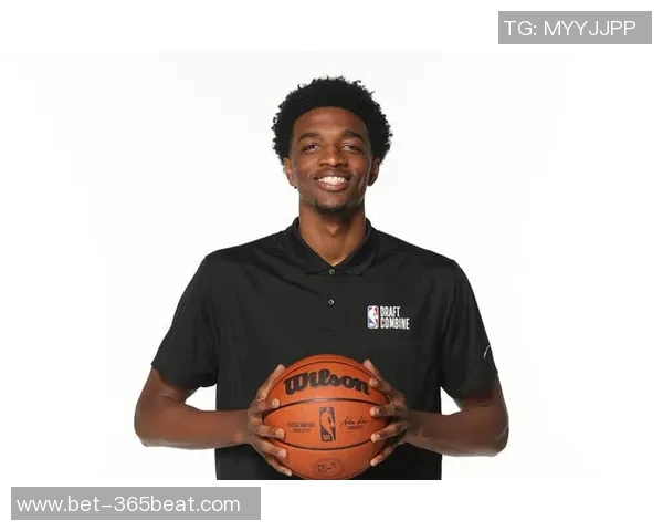 赫伯特琼斯的篮球之路与成就探索：从新秀到明星的成长历程